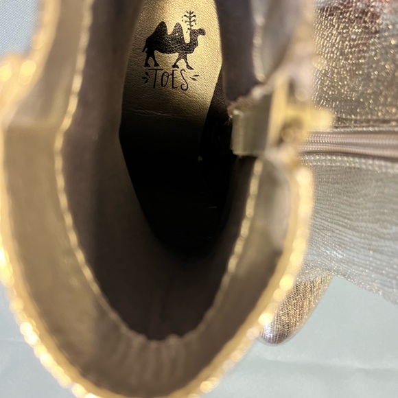 Camel Toes Silver Colored Boot in Size 7 - Picture 10 of 12